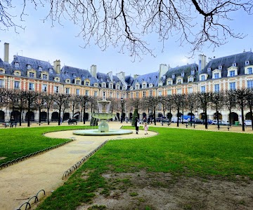 ヴォージュ広場（Place des Vosges）